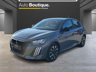 Schräge Frontansicht auf einen Peugeot 208 , freigestellt