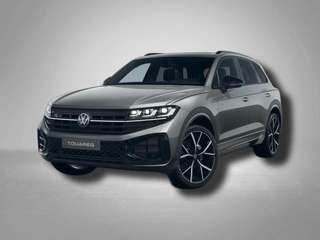 Schräge Frontansicht auf einen Volkswagen Touareg , freigestellt