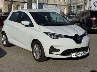 Schräge Frontansicht auf einen Renault ZOE , freigestellt