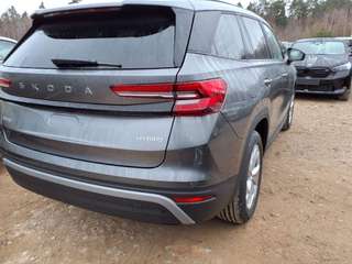 Schräge Frontansicht auf einen Skoda Kodiaq , freigestellt