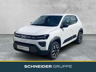 Schräge Frontansicht auf einen Dacia Spring , freigestellt