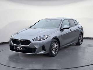 Schräge Frontansicht auf einen BMW 1er-Reihe , freigestellt