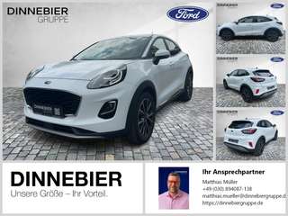 Schräge Frontansicht auf einen Ford Puma , freigestellt