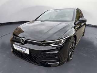 Schräge Frontansicht auf einen Volkswagen Golf , freigestellt