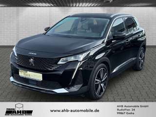 Schräge Frontansicht auf einen Peugeot 3008 , freigestellt