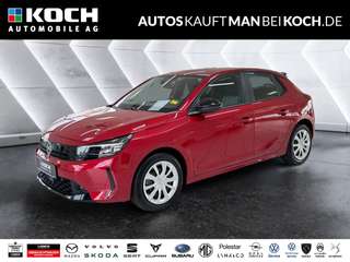 Schräge Frontansicht auf einen Opel Corsa , freigestellt