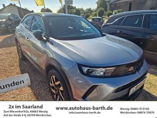 Schräge Frontansicht auf einen Opel Mokka , freigestellt