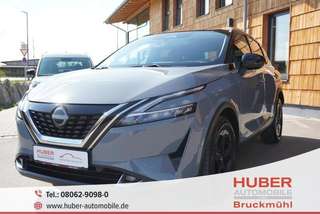 Schräge Frontansicht auf einen Nissan Qashqai , freigestellt