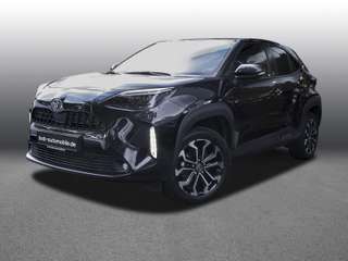 Schräge Frontansicht auf einen Toyota Yaris Cross , freigestellt