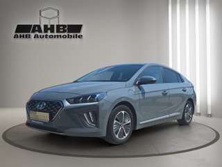 Schräge Frontansicht auf einen Hyundai IONIQ , freigestellt