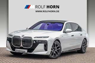Schräge Frontansicht auf einen BMW 7er-Reihe , freigestellt