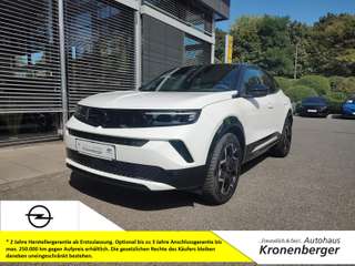 Schräge Frontansicht auf einen Opel Mokka , freigestellt