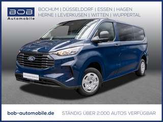 Schräge Frontansicht auf einen Ford Transit Custom , freigestellt