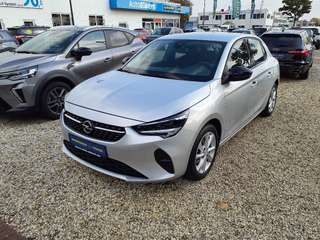 Schräge Frontansicht auf einen Opel Corsa , freigestellt