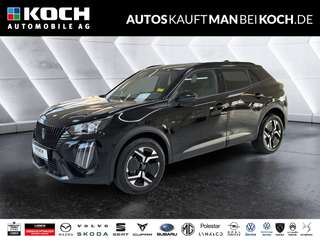 Schräge Frontansicht auf einen Peugeot 2008 , freigestellt