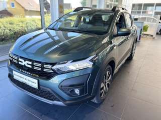 Schräge Frontansicht auf einen Dacia Sandero , freigestellt