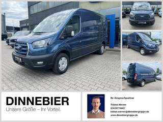 Schräge Frontansicht auf einen Ford Transit , freigestellt