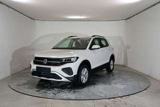 Schräge Frontansicht auf einen Volkswagen T-Cross , freigestellt