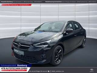 Schräge Frontansicht auf einen Opel Corsa , freigestellt