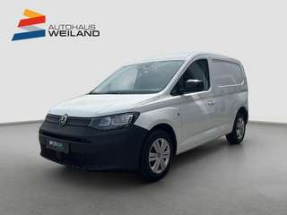 Schräge Frontansicht auf einen Volkswagen Caddy , freigestellt