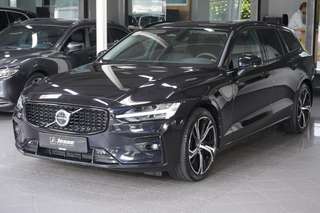 Schräge Frontansicht auf einen Volvo V60 , freigestellt