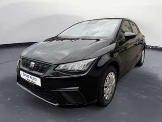 Schräge Frontansicht auf einen SEAT Ibiza , freigestellt