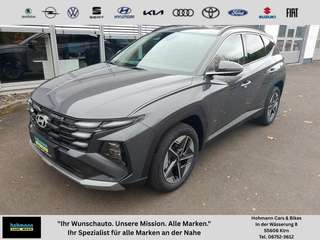 Schräge Frontansicht auf einen Hyundai Tucson , freigestellt