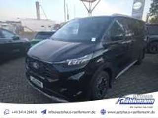 Schräge Frontansicht auf einen Ford Tourneo Custom , freigestellt