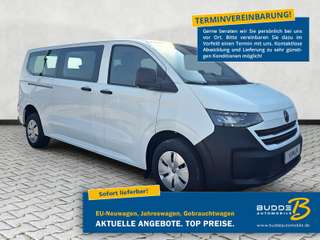 Schräge Frontansicht auf einen Volkswagen Caravelle , freigestellt