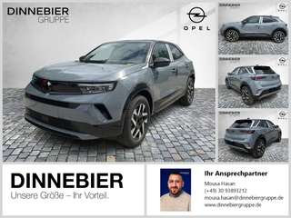 Schräge Frontansicht auf einen Opel Mokka , freigestellt