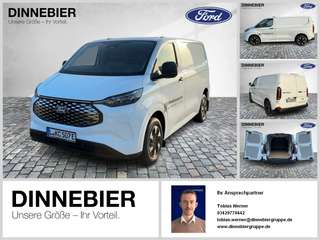 Schräge Frontansicht auf einen Ford Transit Custom , freigestellt