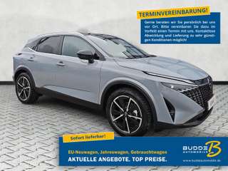 Schräge Frontansicht auf einen Nissan Qashqai , freigestellt