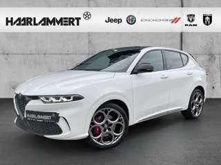 Schräge Frontansicht auf einen Alfa Romeo Tonale , freigestellt