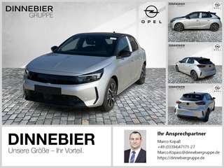 Schräge Frontansicht auf einen Opel Corsa , freigestellt
