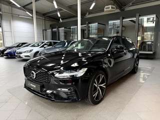 Schräge Frontansicht auf einen Volvo V90 , freigestellt