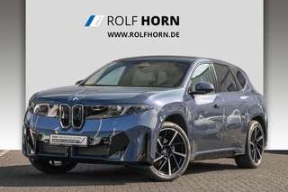 Schräge Frontansicht auf einen BMW ix3 , freigestellt