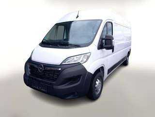 Schräge Frontansicht auf einen Opel Movano , freigestellt