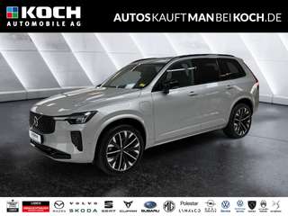 Schräge Frontansicht auf einen Volvo XC90 , freigestellt