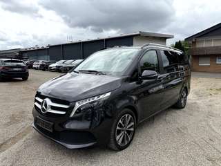 Schräge Frontansicht auf einen Mercedes-Benz V-Klasse , freigestellt