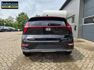 Schräge Frontansicht auf einen Hyundai Bayon , freigestellt