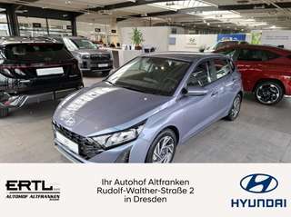Schräge Frontansicht auf einen Hyundai i20 , freigestellt