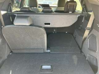 Schräge Frontansicht auf einen Peugeot 5008 , freigestellt