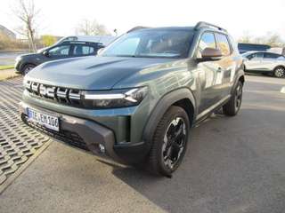 Schräge Frontansicht auf einen Dacia Duster , freigestellt