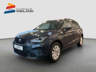 Schräge Frontansicht auf einen SEAT Arona , freigestellt