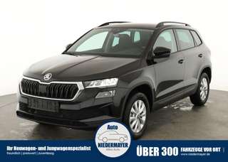 Schräge Frontansicht auf einen Skoda Karoq , freigestellt