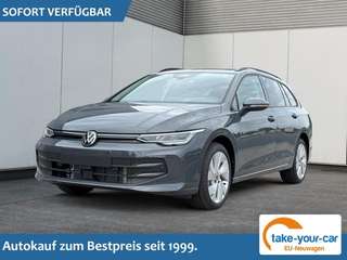 Schräge Frontansicht auf einen Volkswagen Golf , freigestellt