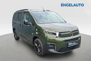 Schräge Frontansicht auf einen Citroën Berlingo , freigestellt