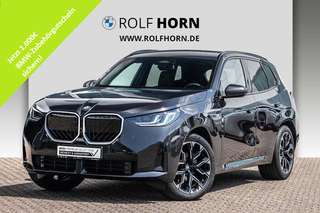 Schräge Frontansicht auf einen BMW X3 , freigestellt
