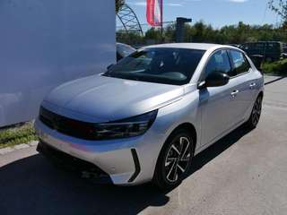 Schräge Frontansicht auf einen Opel Corsa , freigestellt