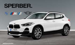 Schräge Frontansicht auf einen BMW X2 , freigestellt